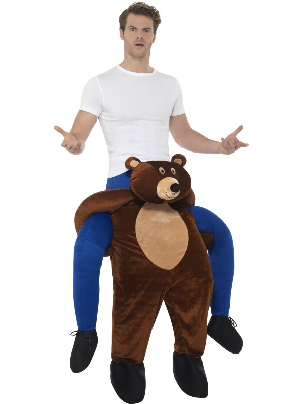 Piggyback op de rug van een beer kostuum